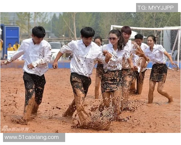 美女教足球让你在运动中感受魅力与激情的完美结合