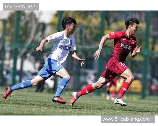 足球小杨的成长之路：从校园小将到职业联赛的奋斗历程